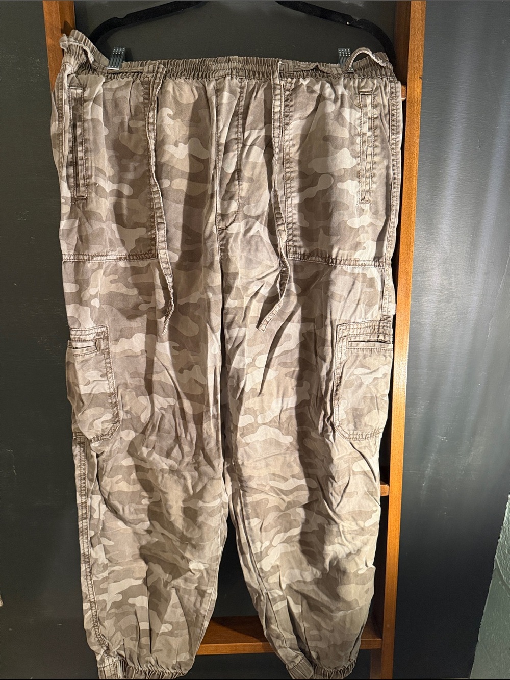 Women’s Camo Cargo Jogger Pants - Taupe/Beige